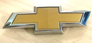 Chevrolet Blazer 2019-22 puerta trasera emblema dorado bisel pajarita 84188537 envío rápido - Imagen 1 de 2