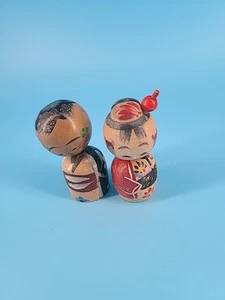 Juego de 2 Muñecas Kokeshi (ropa tradicional pintada en la parte inferior de cada una.) - Imagen 1 de 6
