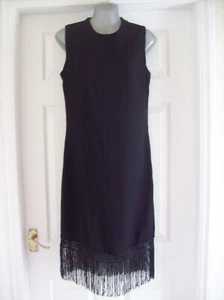 NEU MIT ETIKETT NEXT SCHÖNES SCHWARZES KLEID MIT FRANSENSAUM UND AUSGESCHNITTENEM RÜCKEN GRÖSSE 10 - Bild 1 von 5