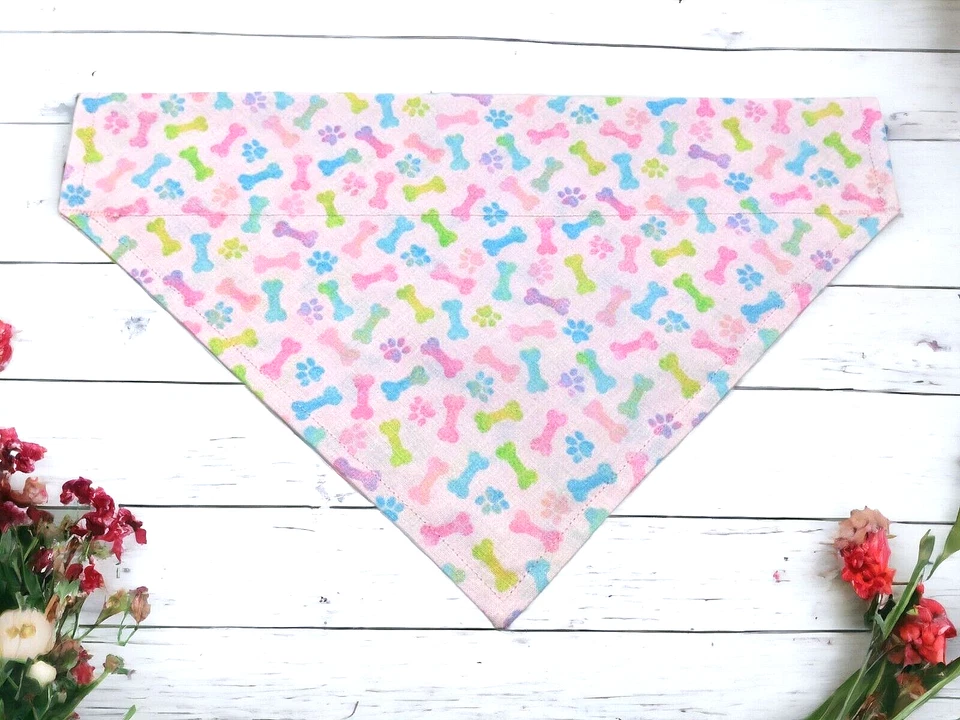 Pañuelo rosa para perro SOBRE EL CUELLO deslizable en bufanda estampado de patas huesos verano primavera Foto 1 de 3