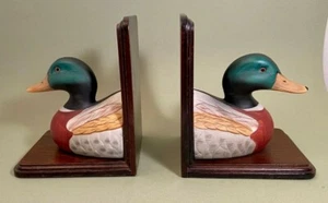 Paar Buchstützen aus Hartholz mit bunt bemalten männlichen Stockentenköpfen aus Harz - Bild 1 von 6