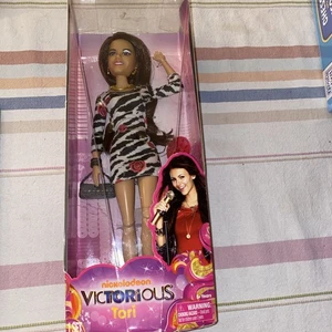 Vestido cebra Nickelodeon Victorious Tori nuevo en caja muñeca Spin Master - Imagen 1 de 2