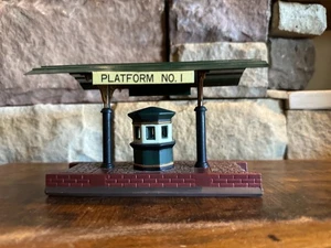 Department 56 Heritage Village "Victoria Station Train Platform" #5575-1 - Picture 1 of 11