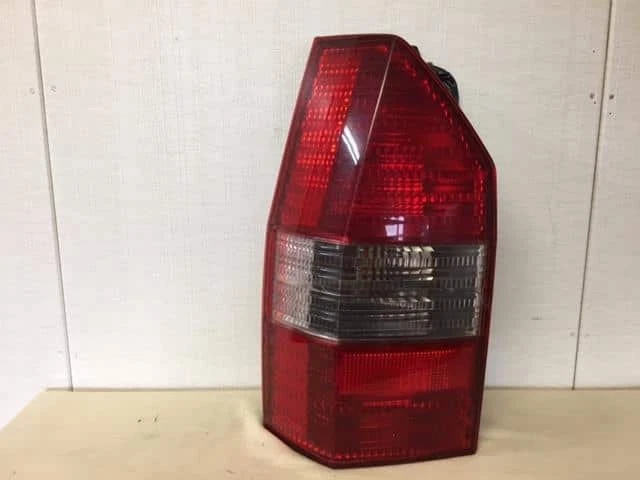 Luz trasera izquierda MITSUBISHI Chariot Grandis 1997 MR391781 [Usada] [PA67001627] Foto 1 de 1