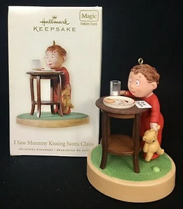 Hallmark Magic Ornament I Saw Mommy Kissing Santa Claus Weihnachten 2008 mit Sound - Bild 1 von 12