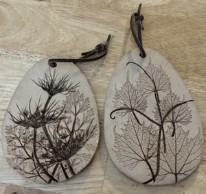 Vintage Hand Painted & Carved Flower / Leaves Clay Wall Plaque Signed - Picture 1 of 5