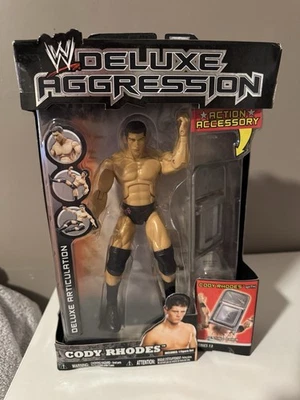 Figura de acción WWE Cody Rhodes Jakks Deluxe Aggression Series 13 con silla abolladurable Foto 1 de 4