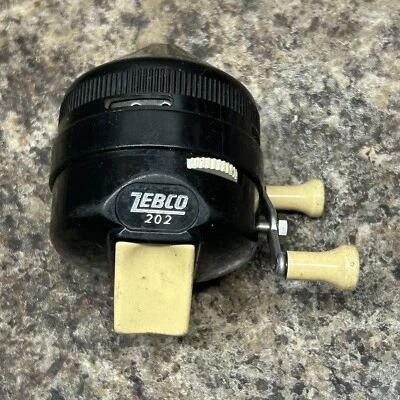Carrete de pesca vintage Zebco 202 Spincast EE. UU. pie de metal 3 remaches negro Foto 1 de 4