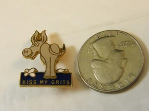 KISS MY GRITS ASS DOKEY MULE PIN - Imagen 1 de 2