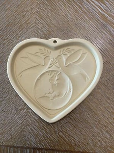 Pampered Chef Mint PEACE ON EARTH HEART STONEWARE 2002 Made In USA - Picture 1 of 3