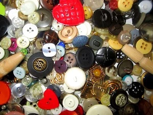 529 ASSORTED BUTTONS ~ GREAT FOR CRAFTS, SCRAPBOOKING, OR SEWING - Picture 1 of 1