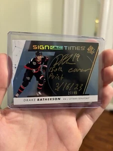 Auténtico Drake Batherson Sign Of The Times 2022-23 SP ¡Auto inscrito/49!! - Imagen 1 de 2