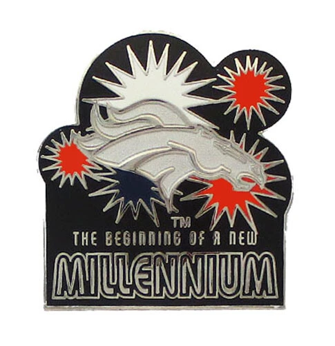 Prendedor con logotipo de tono plateado The Beginning of a New Millennium 1999 Denver Broncos NFL  Foto 1 de 1