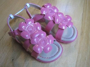 Kleinkind Mädchen HEISS ROSA GLÄNZEND LACK BLUMEN RIEMCHEN Sandalen Neu mit Etikett 7 - Bild 1 von 7