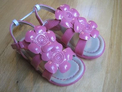 Sandalias con tiras de flores de charol brillante rosa brillante para niña pequeña nuevas con etiquetas 7 Foto 1 de 4