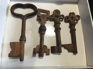 4 SOLID WOOD CARVED KEY VINTAGE estate find. #1 - Picture 1 of 3