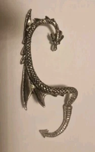 Alchemy Gothic - (E274) DER DRACHENKÖDER. Zinn Ohrstück. Neu unbenutzt - Bild 1 von 4