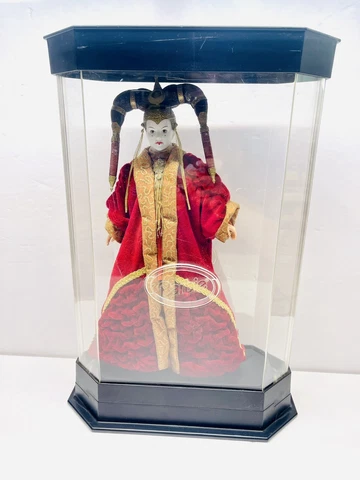 Star Wars 1999 Queen Amidala Fashion Doll Red Senate Gown In Barbie Display Case Cover
