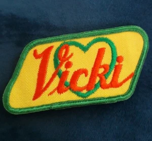 Chaqueta Vicki Sombrero Camisa Parche Nombre Etiqueta Insignia Corazón Personalizado De Colección Años 70 Costado - Imagen 1 de 4