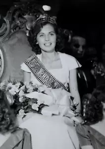 Vintage Miss Foto Festzug Königin Blumen Kleid Film Schärpe (8x10) ca. 1950er - Bild 1 von 4