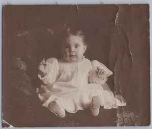 Lindo retrato de estudio antiguo descalzo bebé bebé era victoriana años 1900 - Imagen 1 de 2