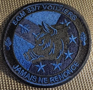 ECUSSON PATCH  BLEU. GENDARMERIE  EGM 33/7 VOUZIERS (ÉCU 90) JAMAIS NE RENONCE - Picture 1 of 2