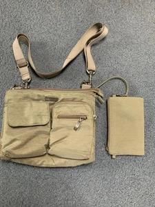 Baggallini Crossbody Bag Handbag Zippers Pockets Adjustable Attached Wristlet - Picture 1 of 16