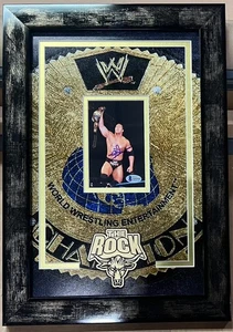 Foto firmada por The Rock enmarcada mate campeón de la WWF 4x6 WWE Dwayne Johnson certificado de autenticidad BAS - Imagen 1 de 4