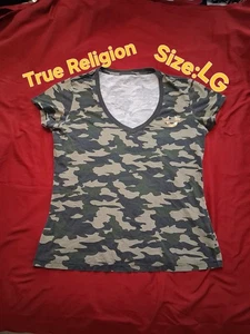 (LG) TRUE RELIGION grün Camoflauge mit goldener Logo Grafik V-Ausschnitt - Bild 1 von 4