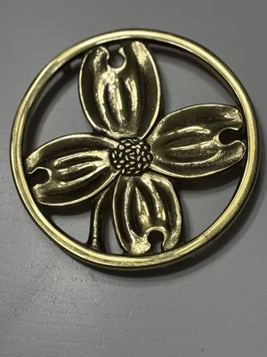Latón macizo hecho a mano Virginia Metalcrafters 1950 Dogwood Blossom 4 7/8" trivet Foto 1 de 4