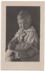 DE COLECCIÓN RPPC FOTO REAL POSTAL RUBIA NIÑO PEQUEÑO CON LAZO DE SATÉN 090721 - Imagen 1 de 2