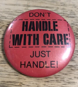 1980 NICHT VORSICHTIG BEHANDELN, NUR HANDHABEN! - Vintage Russ Berrie Pin Button Pinback - Bild 1 von 3
