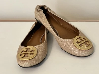 Tory Burch Reva Beige Guijarro Cuero Ballet Pisos Esmalte Logo Para Mujer Talla 6.5 Foto 1 de 4