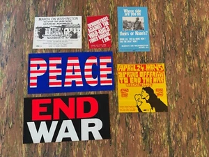 LOTE DE SEIS CALCOMANÍAS ORIGINALES AÑOS 60 ANTI GUERRA DE VIETNAM PEGATINA Y VOLANTES DE PROTESTA EXC L4 - Imagen 1 de 3