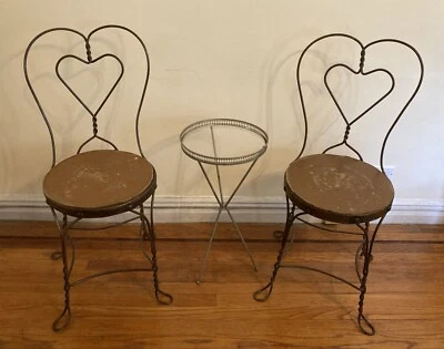 Sillas y mesa auxiliar de aluminio vintage de hierro forjado para heladería Foto 1 de 4