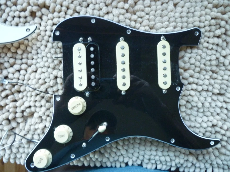 Golpeador Fender Player Stratocaster HSS negro cargado pastillas Alnico V genuino Foto 1 de 2