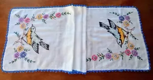 Brocante Francés Corredor de Mesa Pájaro Flores Hecho a Mano Bordado Crochet Tinte 13x44" - Imagen 1 de 8