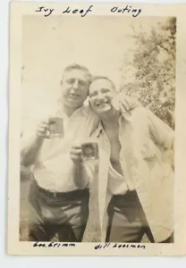 Vintage Foto Efeu Blatt Ausflug Ausweis Männer umarmt kalte Biere Hand Gay Int. 1933 - Bild 1 von 2