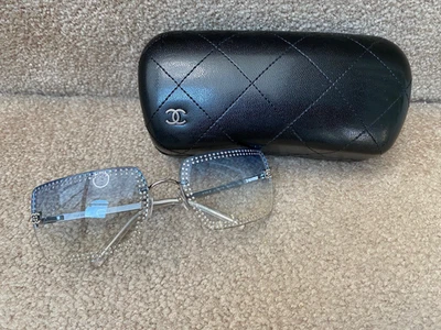 ¡Preciosas gafas de sol Chanel azules/plateadas brillantes! Foto 1 de 4