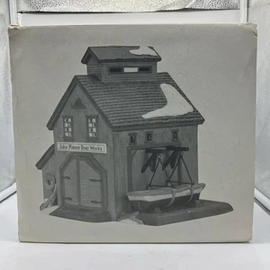 Department 56 New England Village Pierce Boat Works 56573 mit Box Top Zustand - Bild 1 von 7