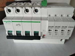 Schneider A9L16313 Stromnetz Überspannungsbegrenzer - Bild 1 von 2