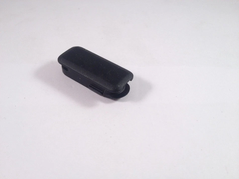 Giant INTERNAL CABLE PORT COVER NO HOLE BLANK - Image 1 of 1