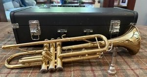 Yamaha YTR 2335 Bb Gold Lacquer Trumpet with Mouthpiece and Case - Picture 1 of 24