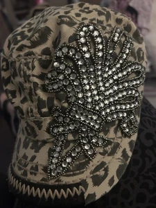 Gorra Olive & Piqué Mujer Leopardo con Bling.  Cierre suave - Imagen 1 de 5