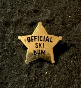 'OFICIAL SKI BUM' Novedad Pin de Esquí Insignia de Aplicación de la Ley Recuerdo Humor Divertido - Imagen 1 de 3