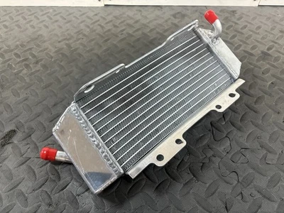 Yamaha YZ400F 1998 estudio de trabajo alto rendimiento lado izquierdo radiador de refrigeración Foto 1 de 4