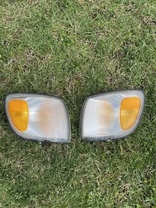 SET OF 1998-2000 TOYOTA SIENNA CORNER TURN SIGNAL LIGHT LAMPS OEM - Picture 1 of 10