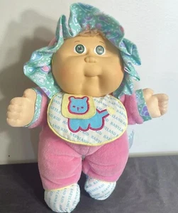 Cabbage Patch Kid Babyland bambola capelli castani occhi verdi bavaglino vintage 1988 Hasbro - Foto 1 di 6