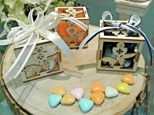 BOMBONIERA PORTA CONFETTI COMUNIONE scatoletta legno traforata CALICE 5x5 cm. - Foto 1 di 4