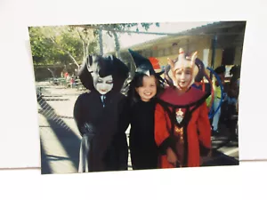 1980S VINTAGE FOUND PHOTOGRAPH COLOR ORIGINAL ART PHOTO GRADE SCHOOL HALLOWEEN - Picture 1 of 4